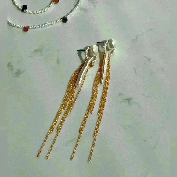 Freshwater Pearl stud earrings gold filled with chains - Picture 1 of 1